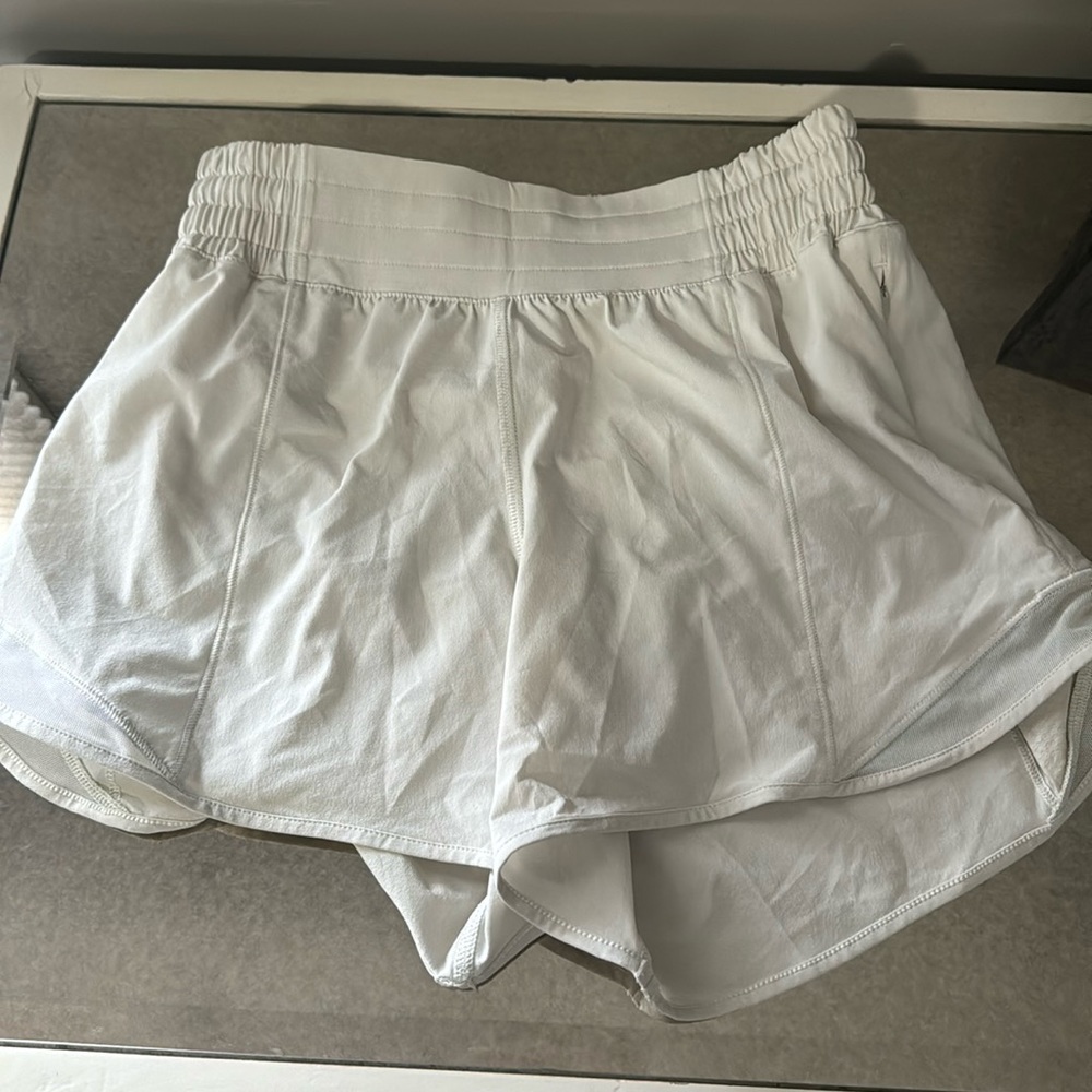 Lululemon hotty hot high rise lined 4” short in bone
